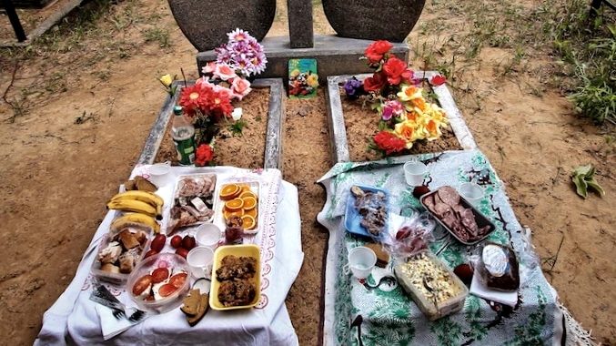 Поминки число. Еда на кладбище. Продукты на кладбище. Блюда на кладбище. Угощение на кладбище.